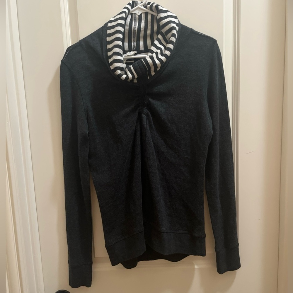 Lululemon "In A Cinch" Reversible Lightweight Cowl Neck Pullover Size 6 Gray